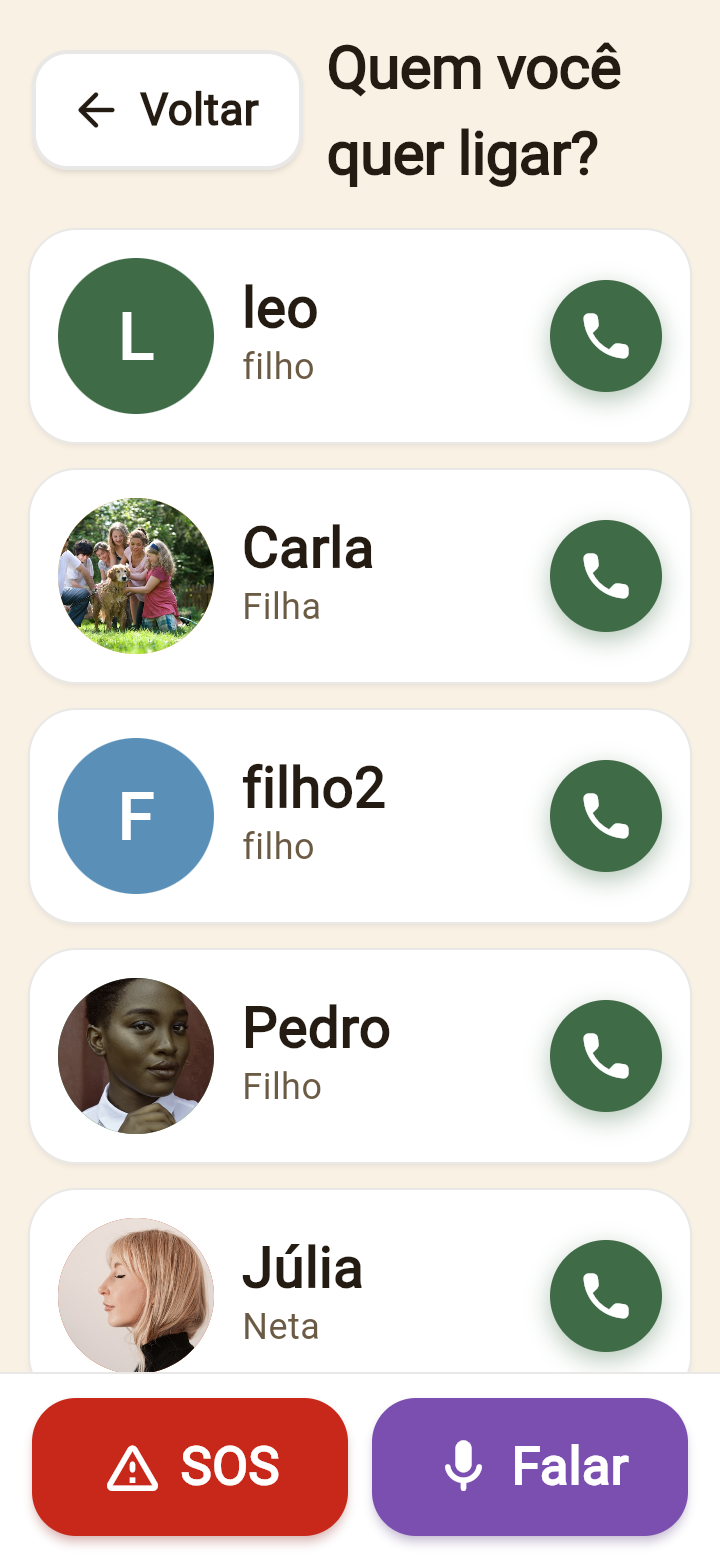 Tela de contatos do VovôFácil: ‘Quem você quer ligar?’ com contatos da família mostrando fotos e um botão verde grande de ligar.